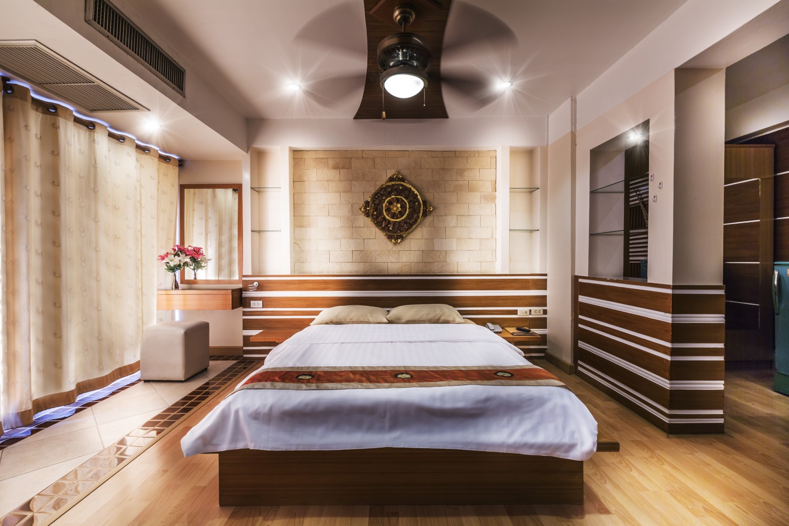 ห้องซูพีเรีย ดีลักซ์ C-815 (Superior Deluxe)